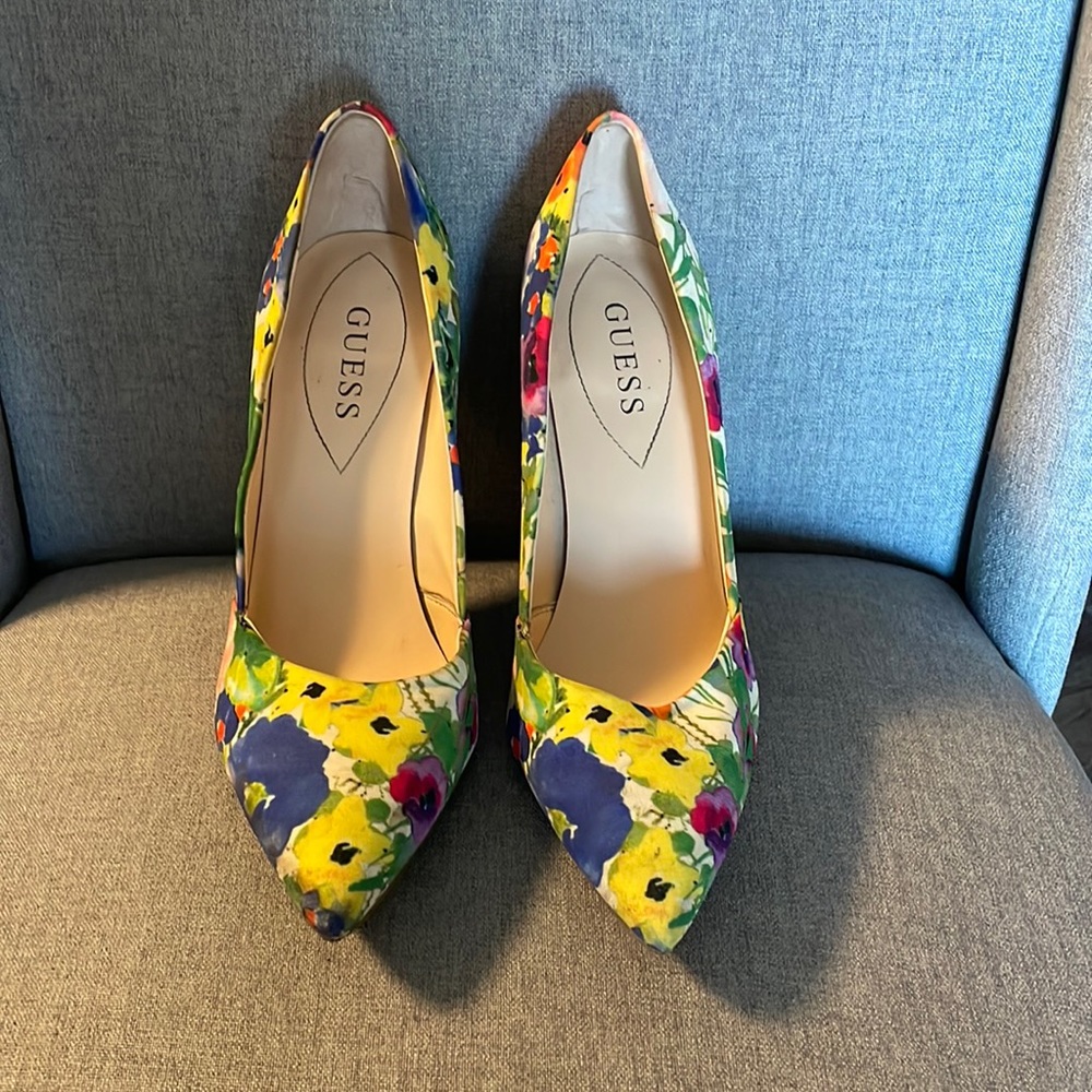 Guess multicolored floral heels